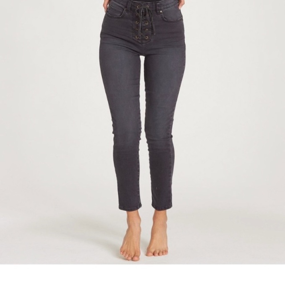 NWT Billabong side by side 2 jeans size 28